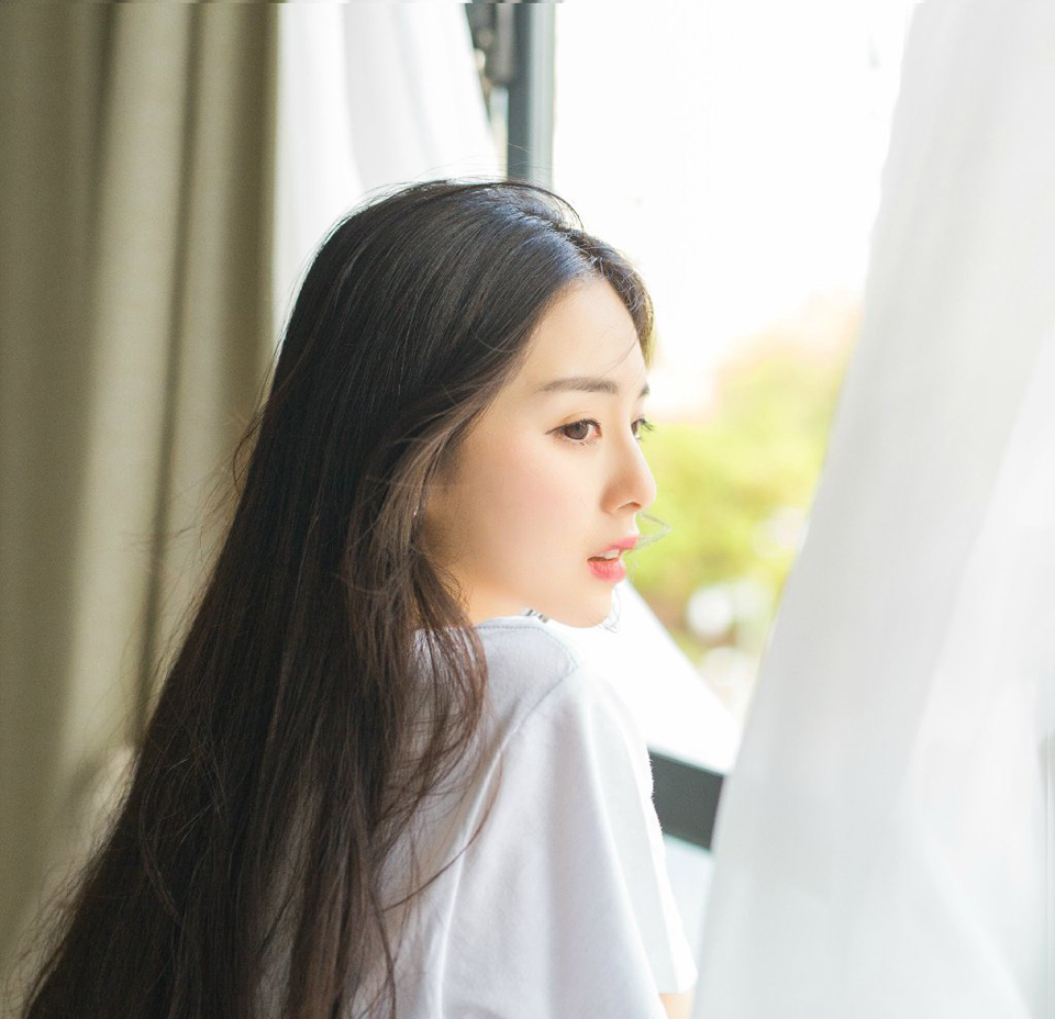 守一颗心，别像守一只猫。它冷了，来偎依你;它饿了，来叫你;它痒了，来摩你;它厌了，便偷偷地走掉。守一颗心，多么希望像守一只狗，不是你守它，而是它守你!